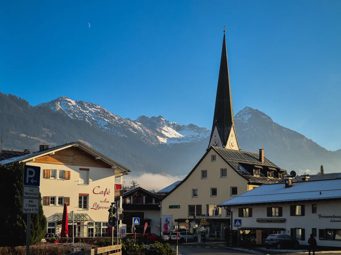 4k阿尔卑斯山壁纸｜小镇背景图片 - 教堂小屋「哲风壁纸」