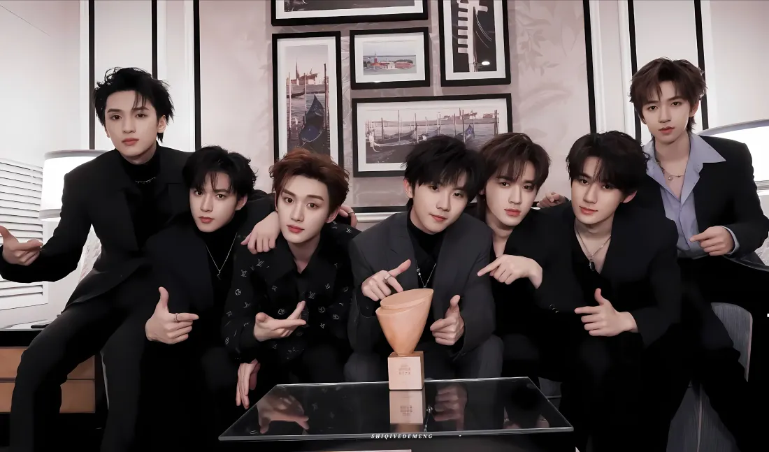 4k时代少年团壁纸｜合影背景图片 - 奖杯 黑色穿搭「哲风壁纸」