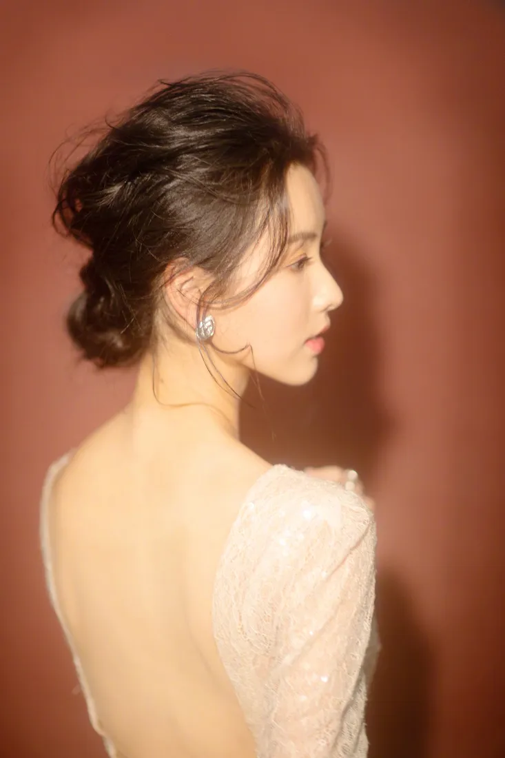 露背礼服美女手机壁纸｜红色背景图片 - 盘发美女「哲风壁纸」