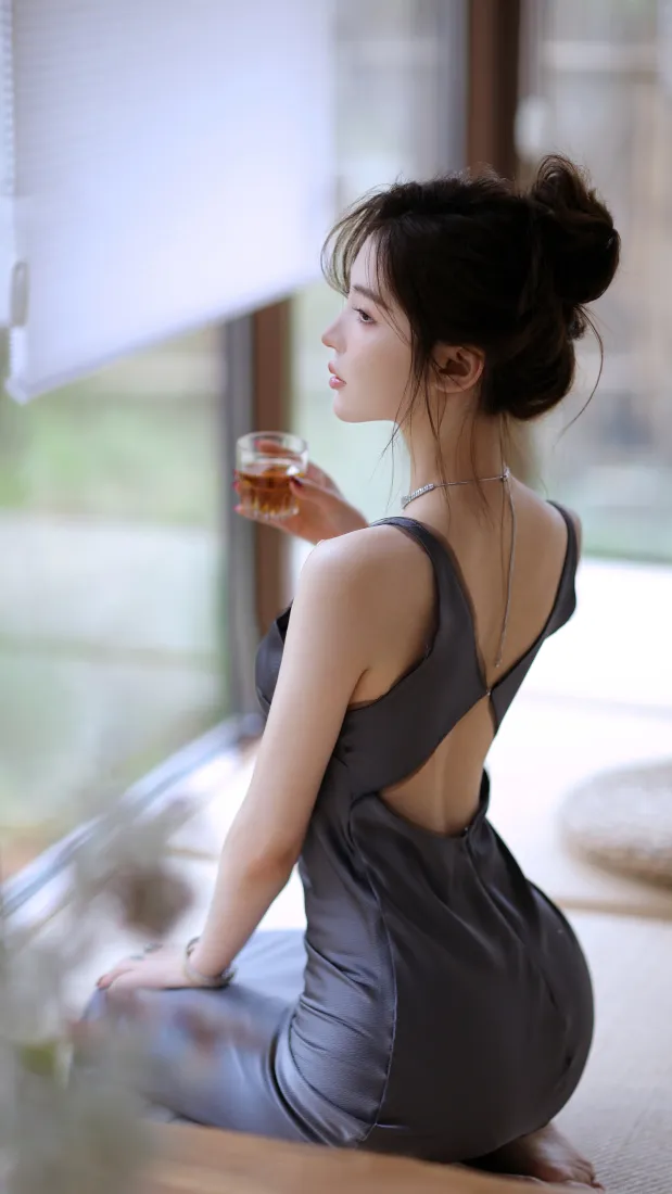 灰裙美女手机壁纸｜窗边室内背景图片 - 居家休闲饮品「哲风壁纸」