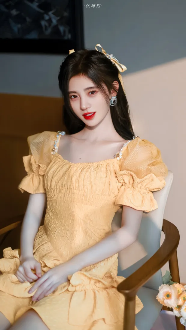 黄色连衣裙美女手机壁纸｜室内背景图片 - 红唇发饰「哲风壁纸」