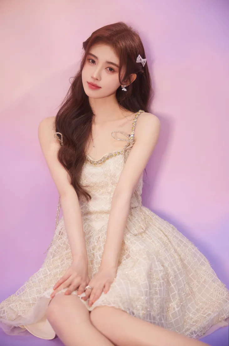 鞠婧祎手机壁纸｜紫粉背景图片 - 白色蕾丝裙「哲风壁纸」