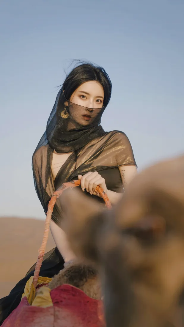 女子骑骆驼手机壁纸｜沙漠背景图 - 蓝天异域「哲风壁纸」