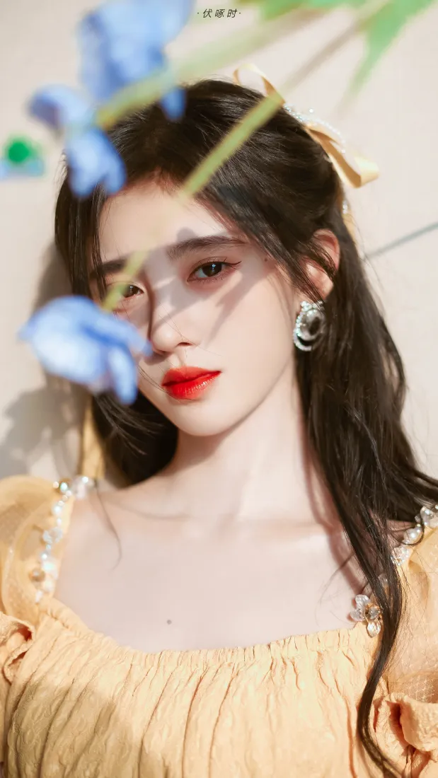 鞠婧祎手机壁纸｜蓝色花朵背景图片 - 黄色连衣裙「哲风壁纸」