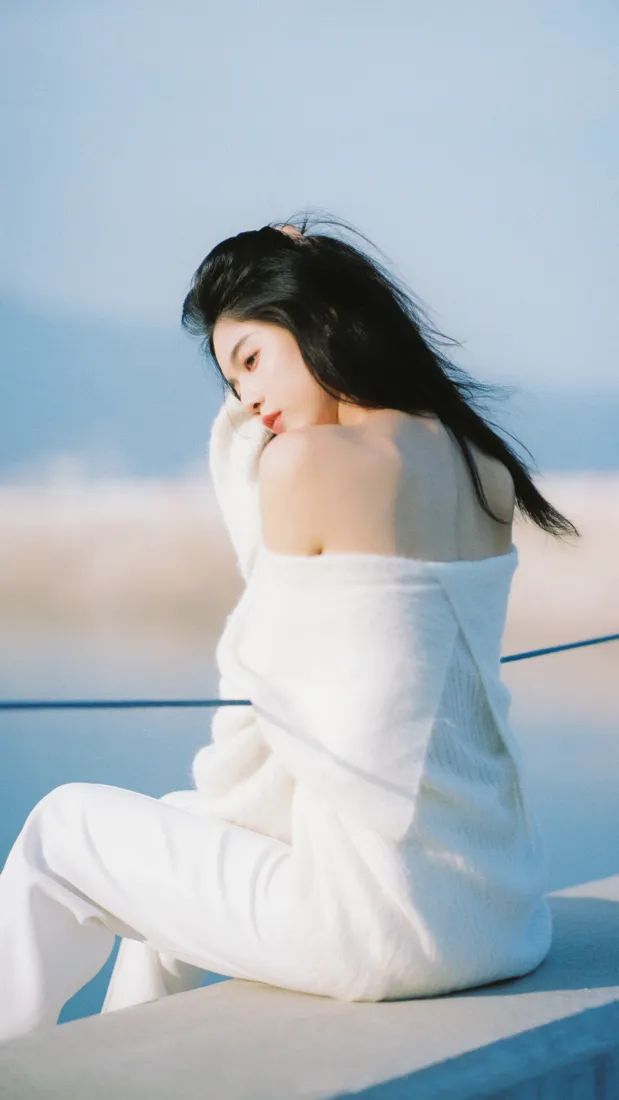 白衣女子手机壁纸｜户外背景图片 - 清新自然「哲风壁纸」
