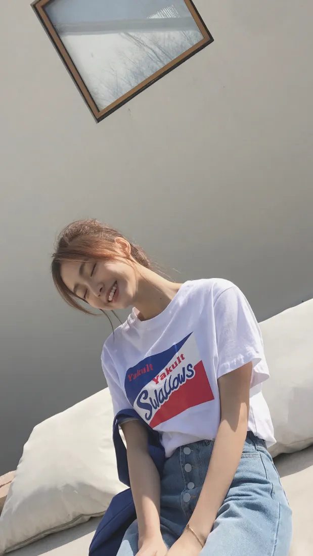 女孩休闲穿搭手机壁纸｜室内背景图片 - 阳光微笑「哲风壁纸」