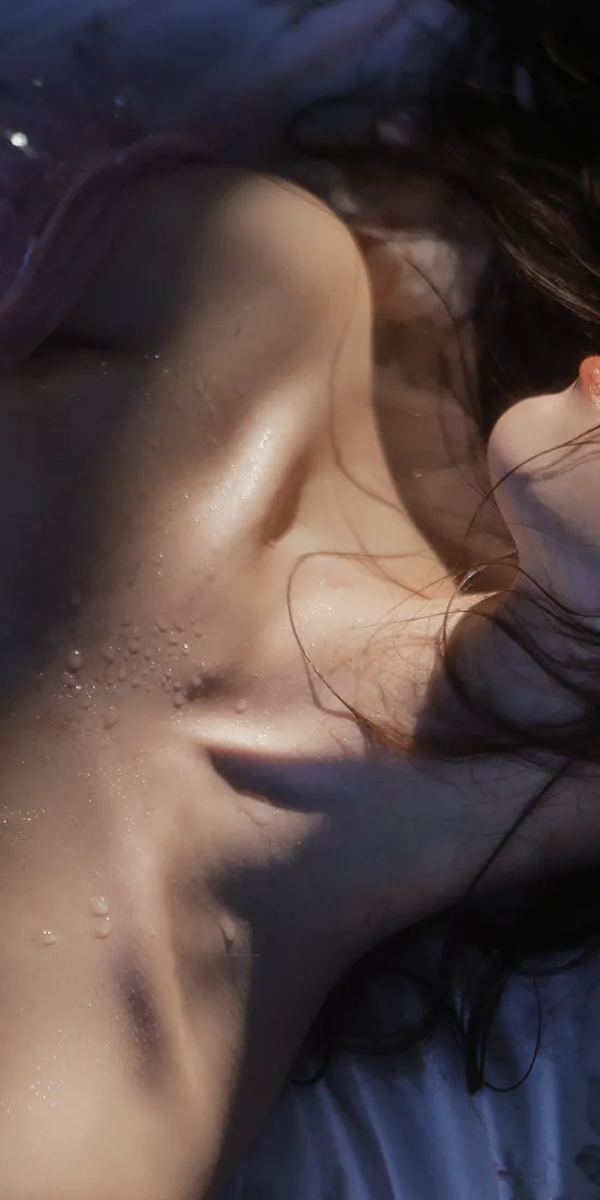 人体艺术手机壁纸｜暗调背景 - 细腻肌肤特写「哲风壁纸」