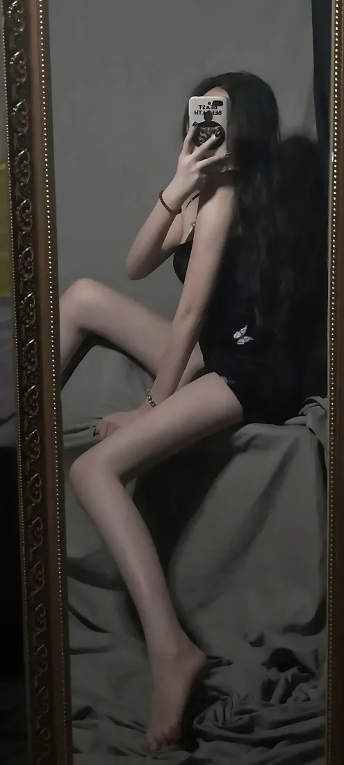 黑裙长腿美女艺术手机壁纸｜灰色背景 - 性感大长腿「哲风壁纸」