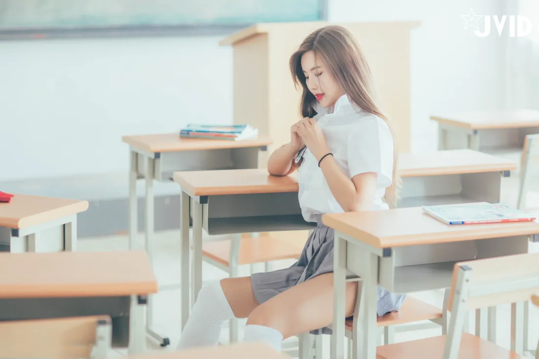 3k教室女生壁纸｜学校课堂背景图 - 课桌校服「哲风壁纸」