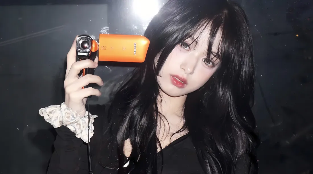 5k郑雅娴壁纸｜暗色背景图片 - 橙色相机自拍「哲风壁纸」