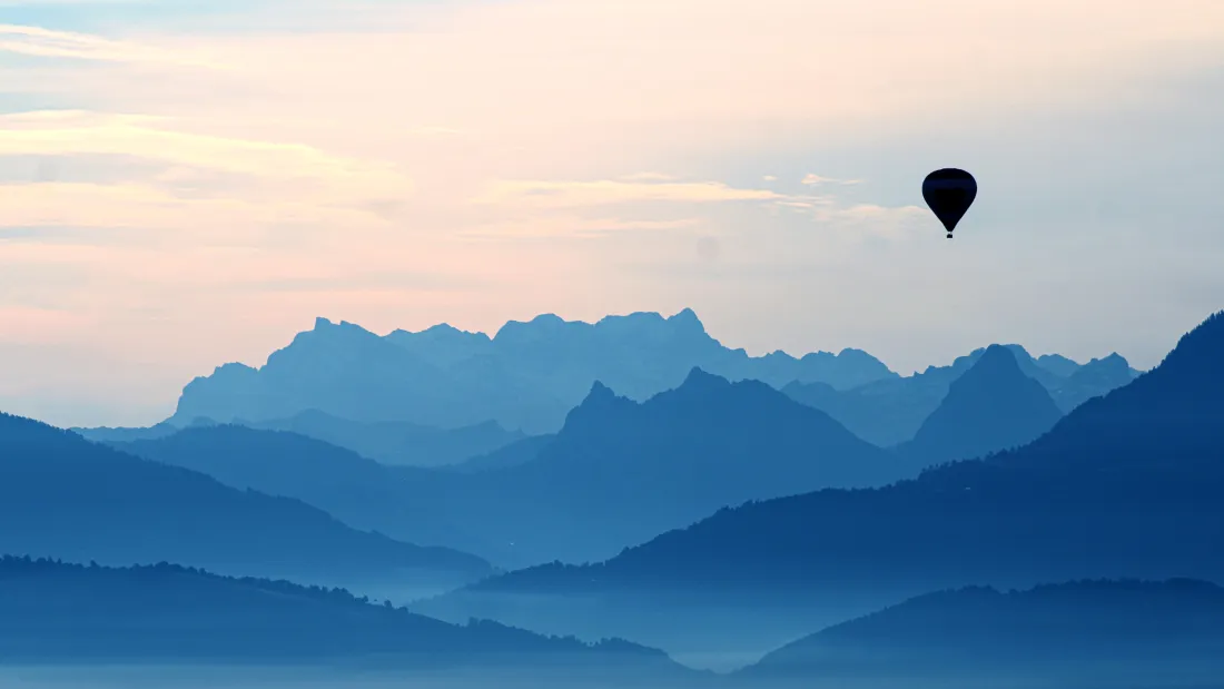 4k夕阳山川热气球壁纸｜自然风景背景 - 黄昏蓝山「哲风壁纸」