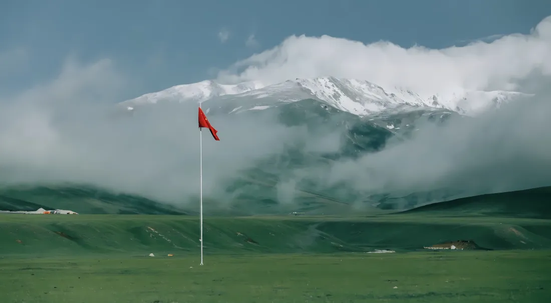 5k草原红旗壁纸｜雪山草原背景 - 自然风景「哲风壁纸」