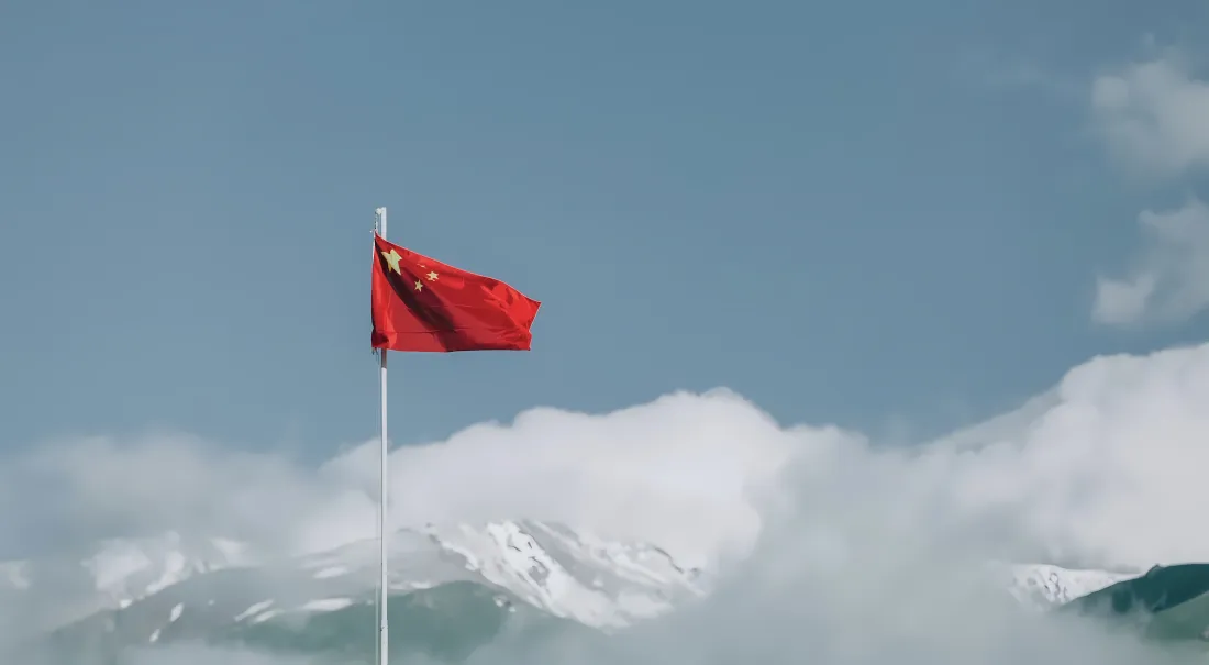 5k五星红旗壁纸｜雪山背景图片 - 飘扬「哲风壁纸」