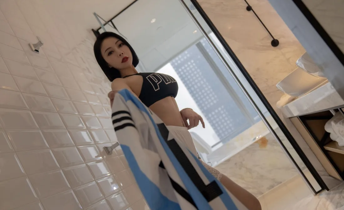 3k足球宝贝壁纸｜浴室背景图片 - 性感穿搭「哲风壁纸」