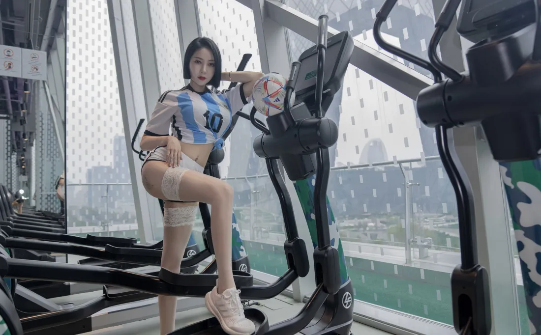 3k足球宝贝壁纸｜室内健身背景图片 - 性感运动「哲风壁纸」