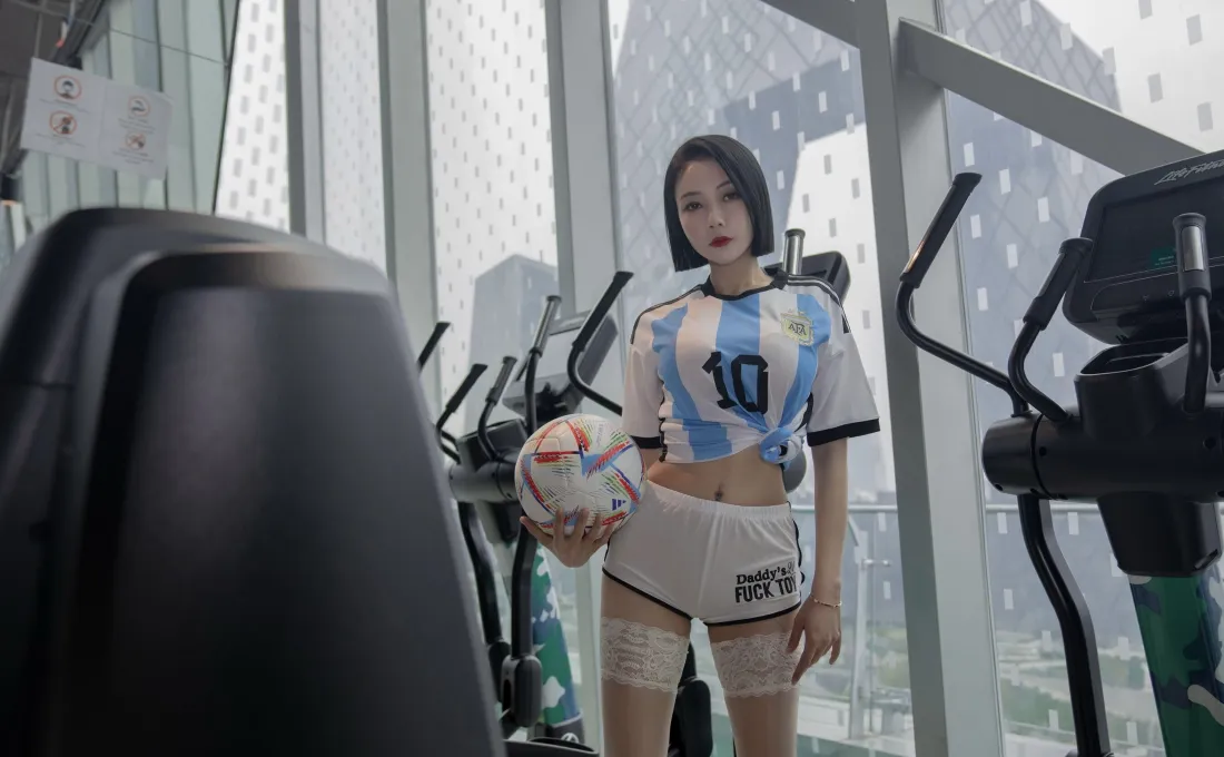 3k足球宝贝壁纸｜健身房背景图 - 蓝白足球服「哲风壁纸」