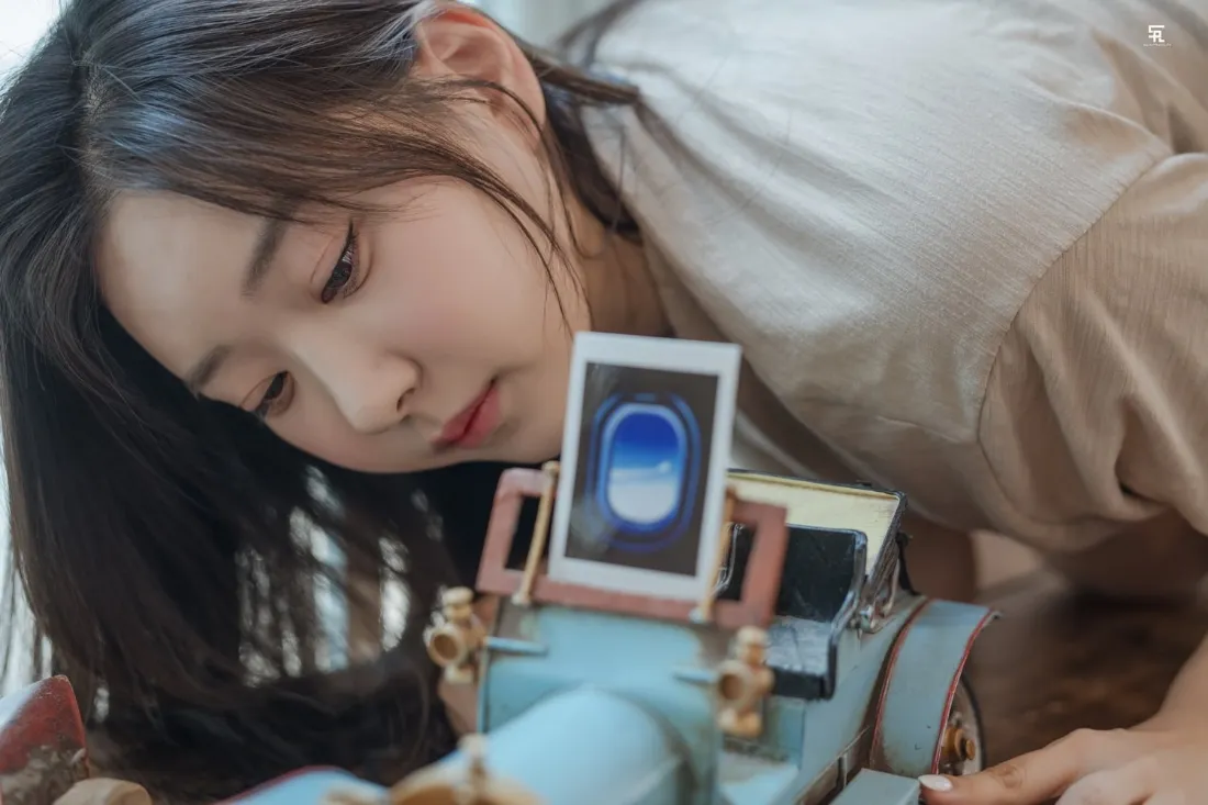2k玩具机器人壁纸｜女孩互动背景图片 - 早晨的玩具「哲风壁纸」