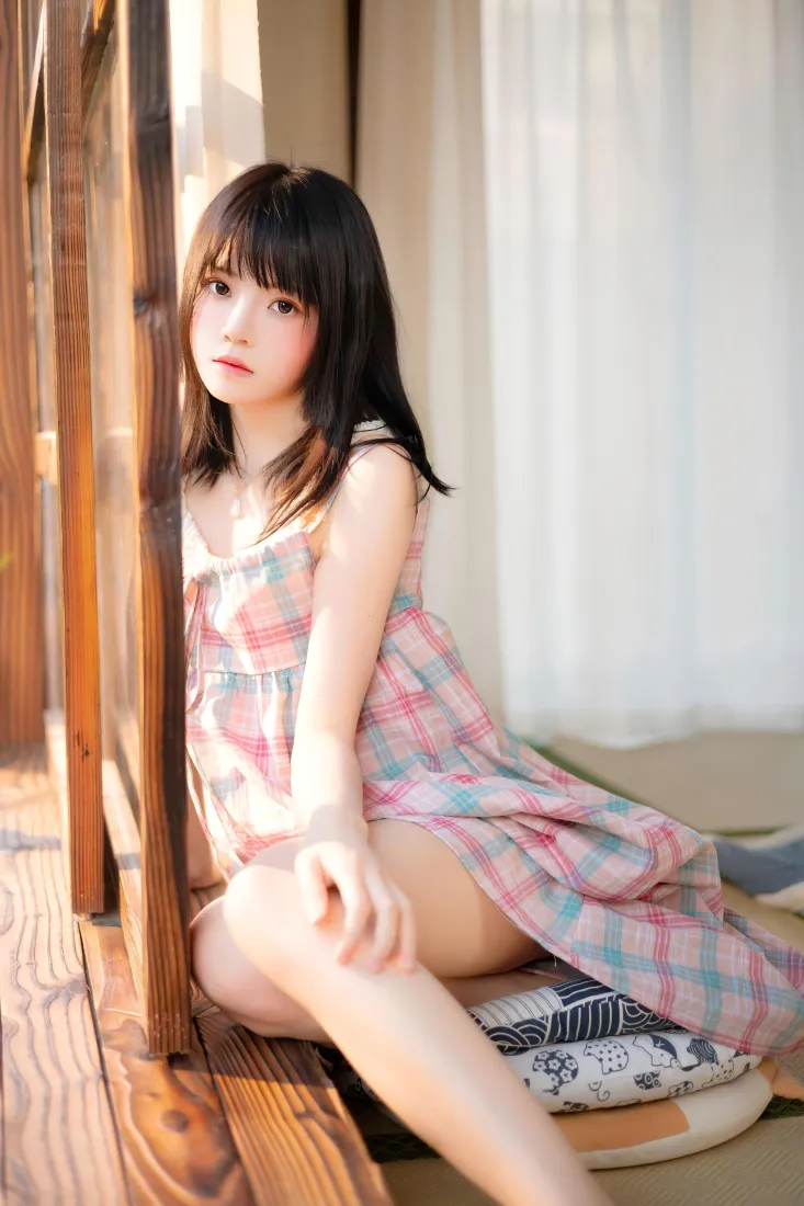 粉色格子裙美女手机壁纸｜窗台背景图片 - 美腿「哲风壁纸」