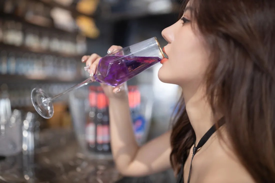 3k美女酒吧壁纸｜紫色鸡尾酒背景 - 休闲饮酒「哲风壁纸」