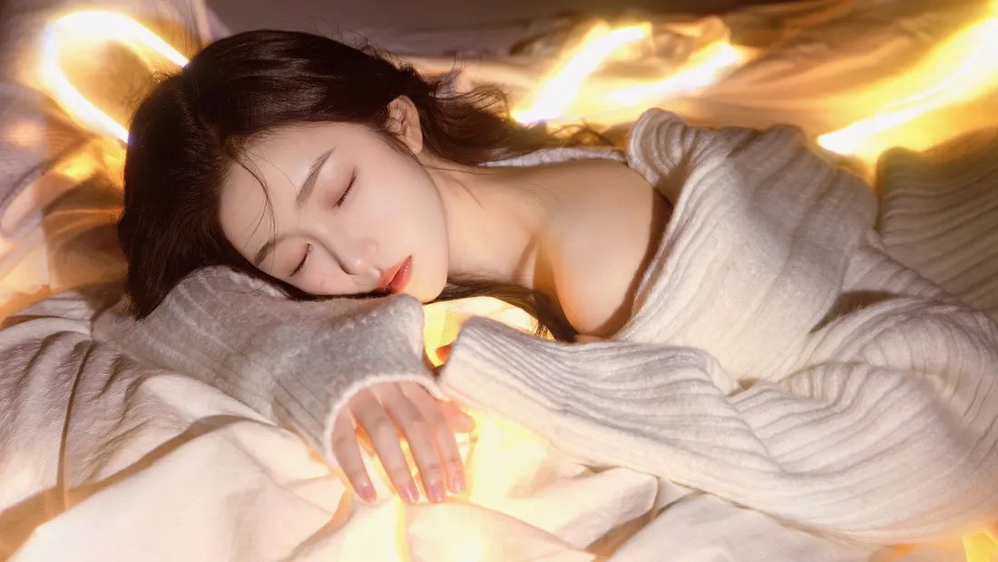 6k睡颜美女壁纸｜暖光背景图片 - 浅色毛衣「哲风壁纸」