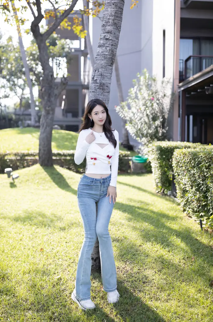 美女户外草坪手机壁纸｜庭院背景图片 - 牛仔裤「哲风壁纸」