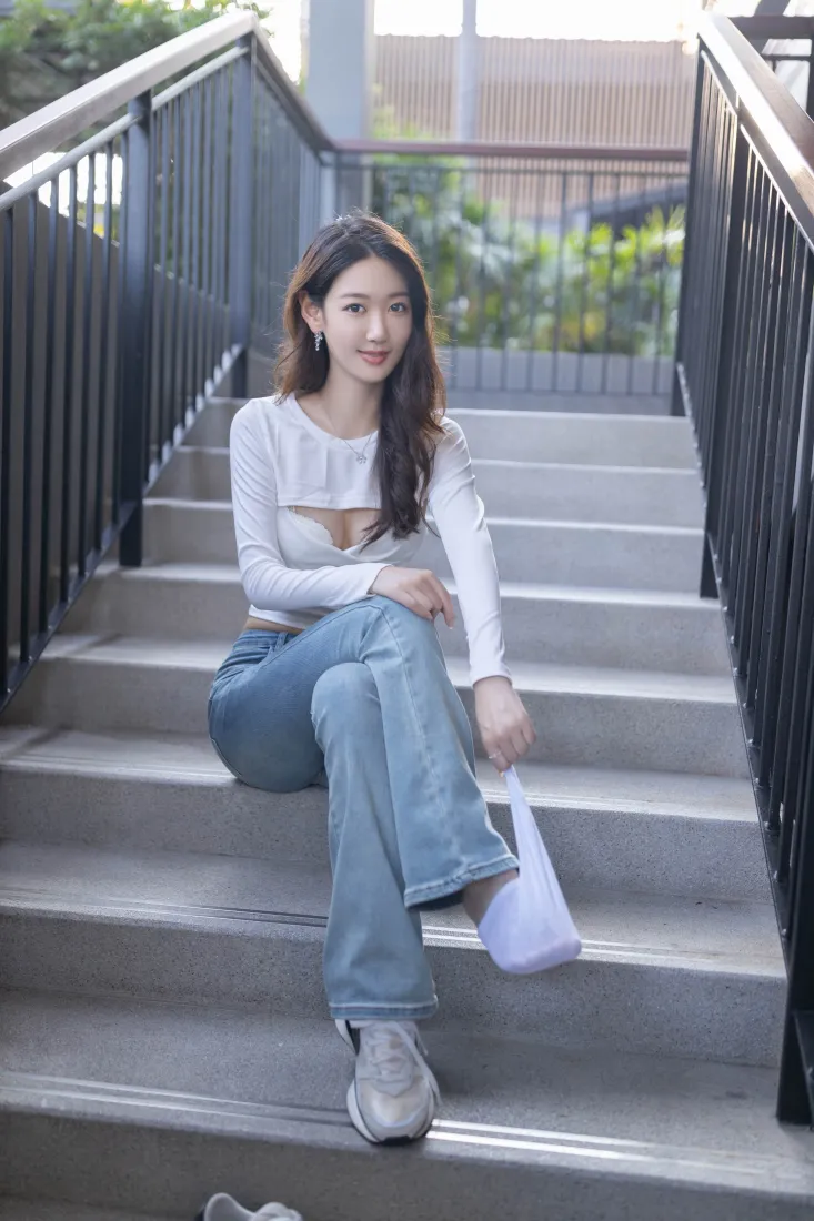 女生户外楼梯手机壁纸｜休闲背景图片 - 牛仔裤「哲风壁纸」