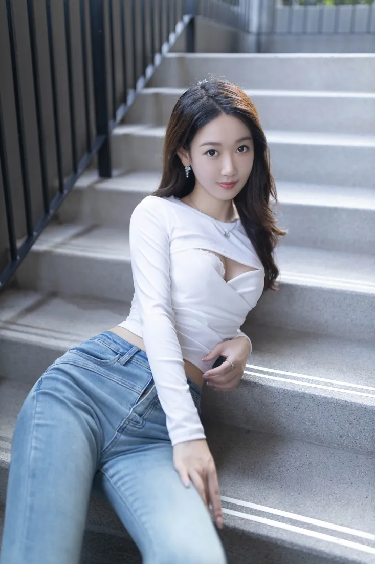 美女牛仔裤手机壁纸｜户外楼梯背景图 - 白色上衣「哲风壁纸」
