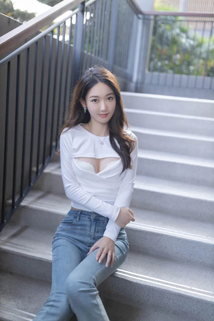 美女户外楼梯手机壁纸｜休闲背景图 - 牛仔裤穿搭「哲风壁纸」