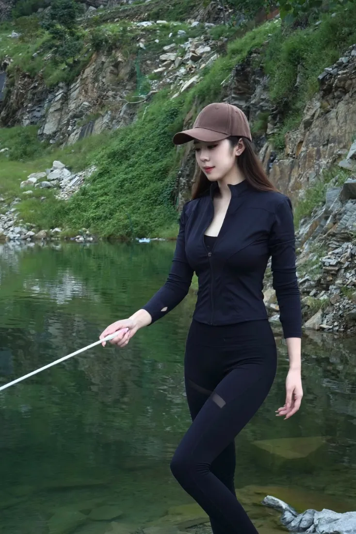 女子钓鱼手机壁纸｜野外山水池塘背景图片 - 休闲「哲风壁纸」