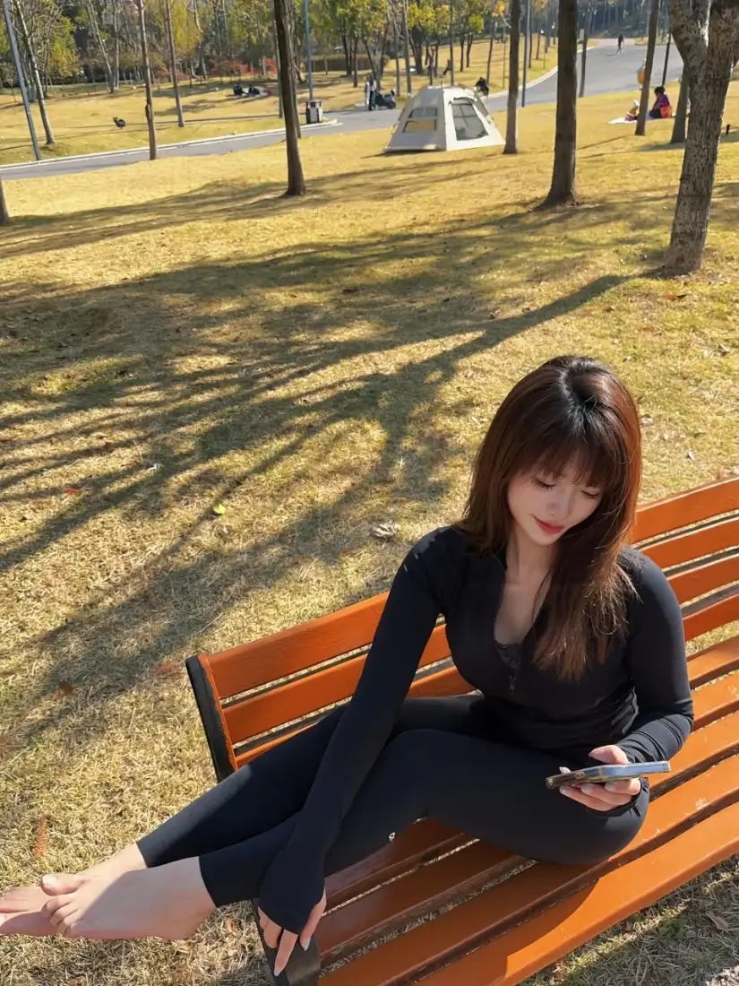 黑衣美女手机壁纸｜公园背景图片 - 休闲户外「哲风壁纸」