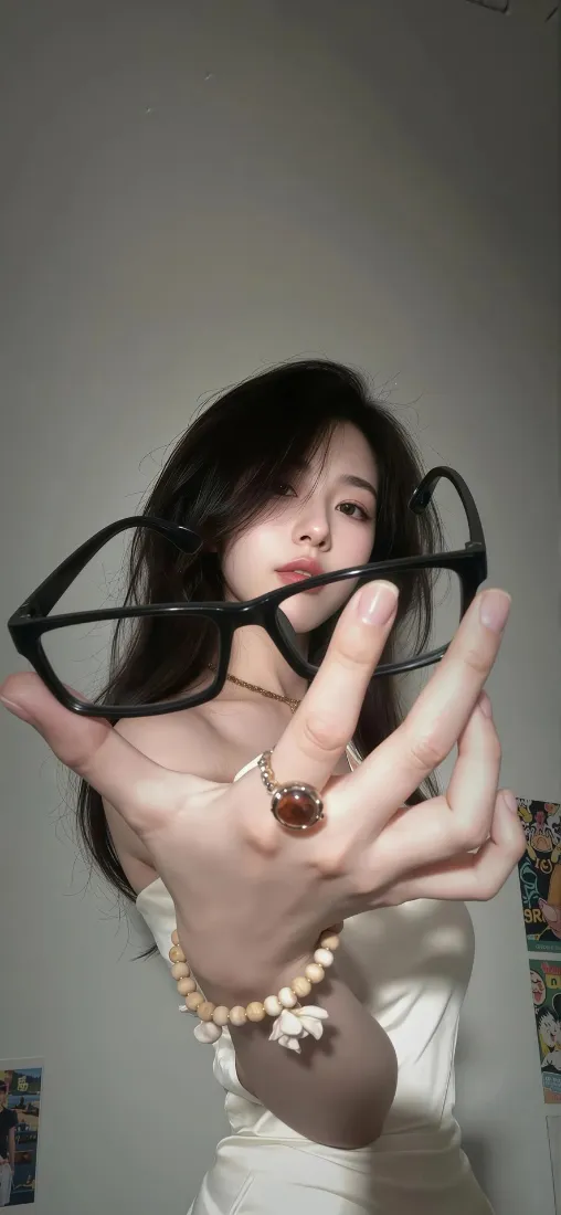 白衣美女手机壁纸｜室内背景图 - 个性眼镜穿搭「哲风壁纸」