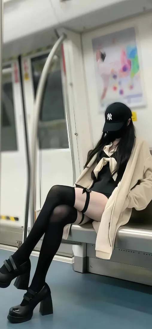 神秘人物手机壁纸｜地铁背景图 - 黑丝高跟鞋「哲风壁纸」