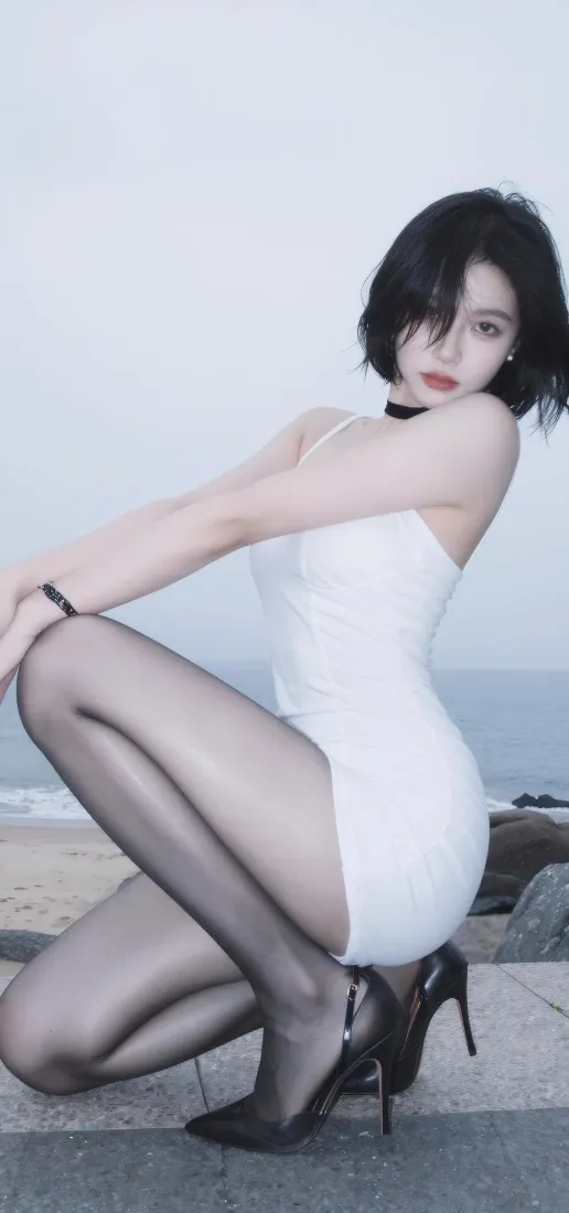 短发美女手机壁纸｜淡蓝海边背景图 - 黑丝高跟鞋白衣迷人「哲风壁纸」