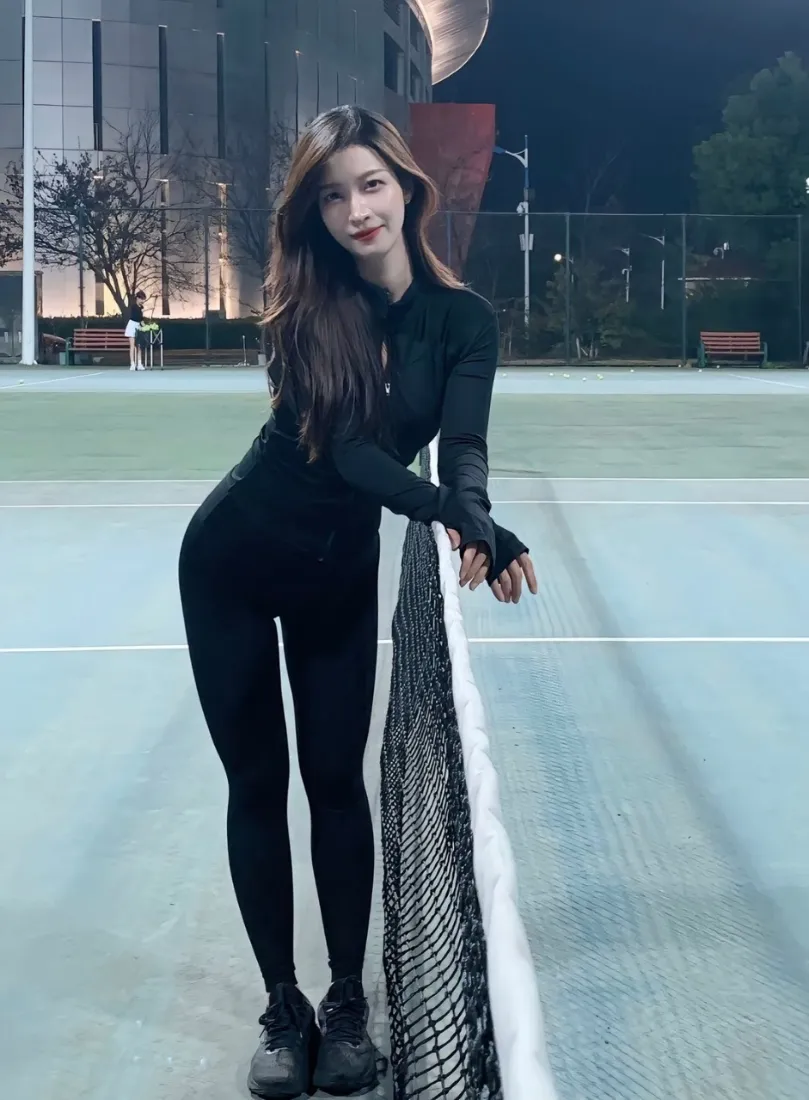 黑衣美女手机壁纸｜网球场背景图片 - 都市夜景「哲风壁纸」