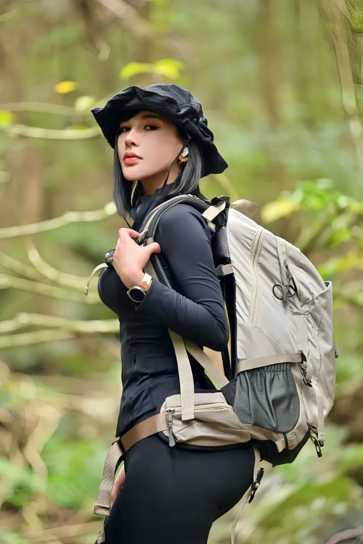 户外女性手机壁纸｜森林背景图 - 徒步探险「哲风壁纸」