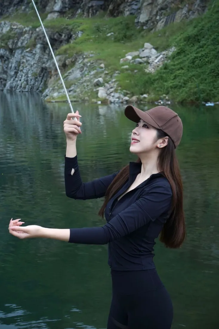 钓鱼女性手机壁纸｜自然风景背景图片 - 黑色连衣裙「哲风壁纸」