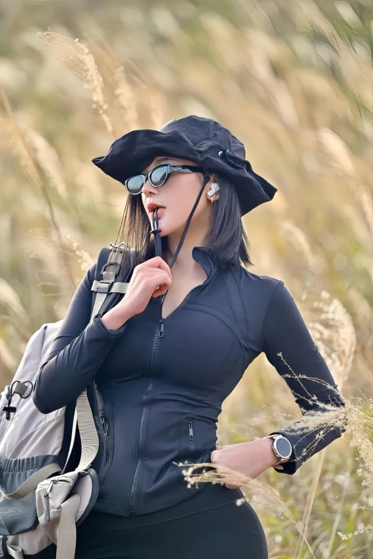 黑衣美女手机壁纸｜户外草地背景图片 - 旅行穿搭「哲风壁纸」