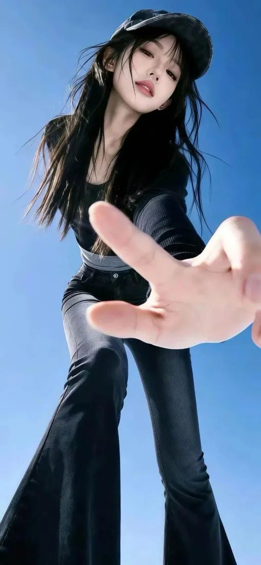 黑衣美女手机壁纸｜蓝天背景图片 - 时尚穿搭「哲风壁纸」