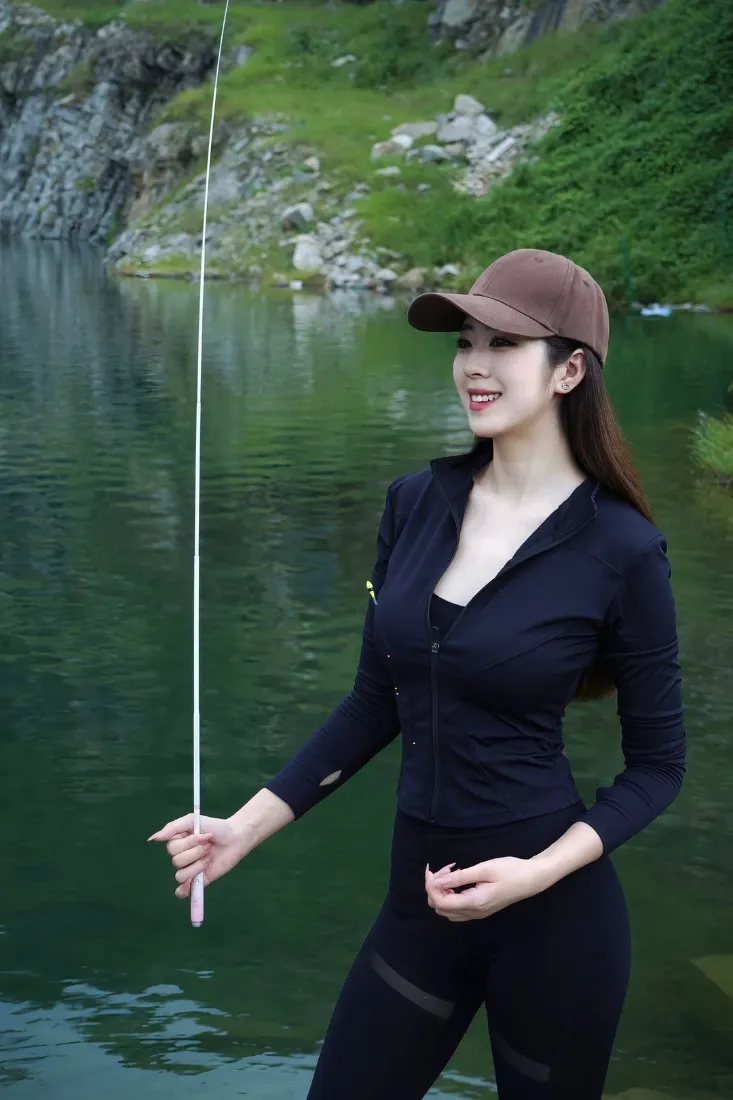 黑衣女子钓鱼手机壁纸｜湖边山水背景 - 休闲户外「哲风壁纸」