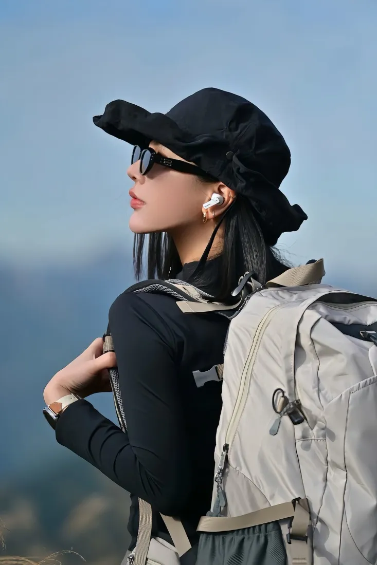 户外女性手机壁纸｜蓝天远山背景图 - 灰色背包旅行「哲风壁纸」