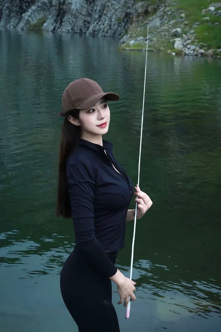 钓鱼美女手机壁纸｜山水背景图片 - 黑衣棕帽钓鱼「哲风壁纸」