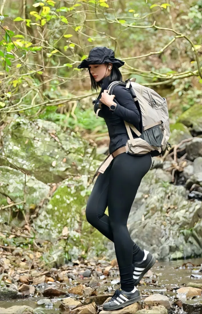 户外徒步者手机壁纸｜林间溪流背景图片 - 自然风景「哲风壁纸」