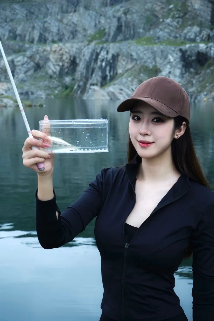 黑衣美女钓鱼手机壁纸｜水边岩石背景图片 - 小鱼容器「哲风壁纸」