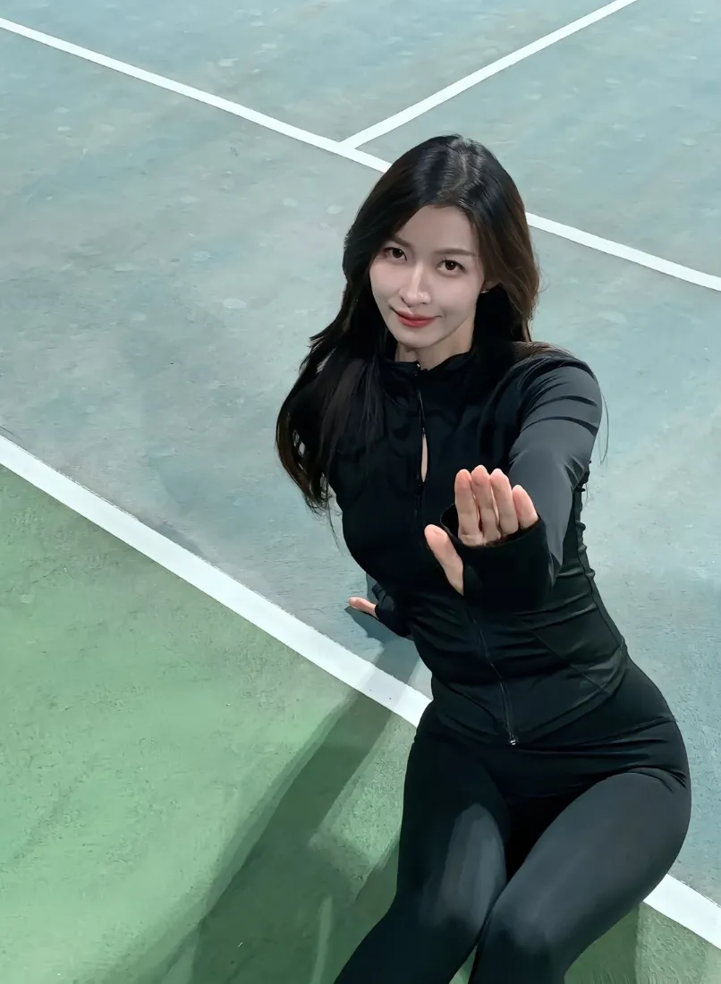 黑衣美女手机壁纸｜网球场背景图片 - 运动装「哲风壁纸」