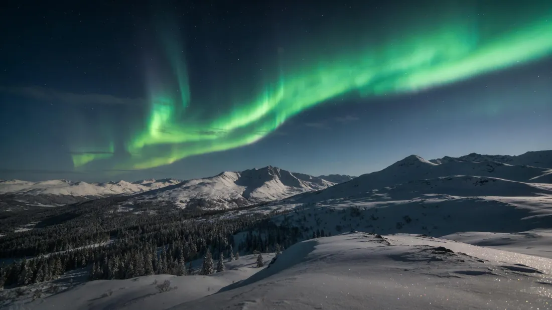 3k极光雪景壁纸｜雪山背景图片 - 绿色极光夜空「哲风壁纸」