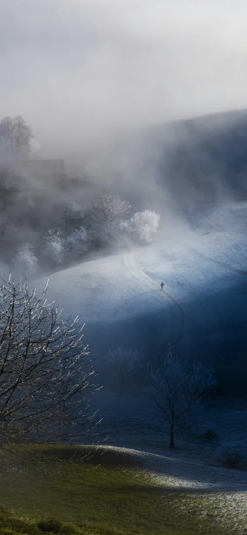 自然风景手机壁纸｜湖水雾气背景图 - 朦胧山水「哲风壁纸」