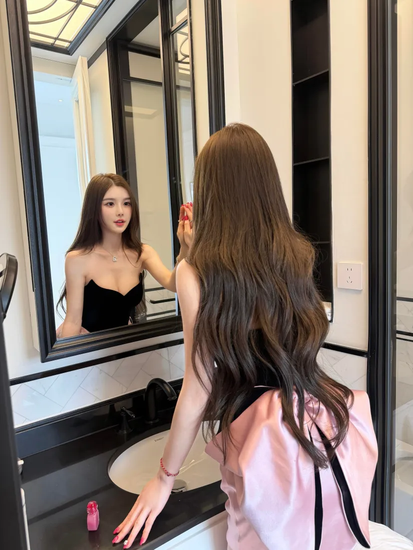 长发美女手机壁纸｜粉色裙背景图片 - 黑色吊带口红「哲风壁纸」