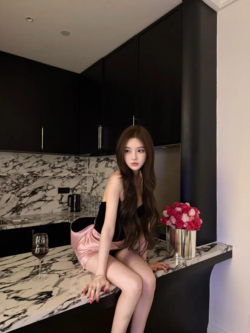 美女厨房手机壁纸｜大理石背景图片 - 粉色短裤花束「哲风壁纸」