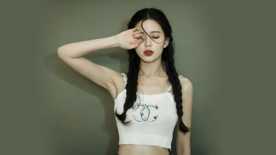 8k双麻花辫少女壁纸｜灰绿背景图片 - 简约时尚「哲风壁纸」