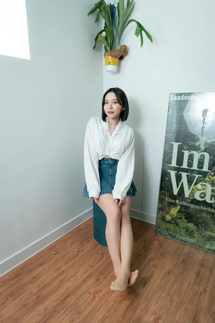 女性居家手机壁纸｜白色背景图片 - 简约舒适「哲风壁纸」